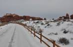 Estrada coberta de neve na chegada à 'Windows Section', um grupo de formações de arcos de pedra no Arches National Park, perto de Moab, em Utah, nos Estados Unidos